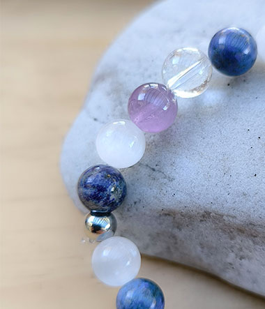 Bracelet en pierres naturelles : sélénite, lapis-lazuli, améthyste, et cristal de roche.