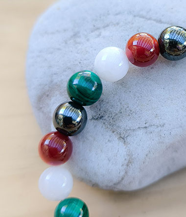 Bracelet en cornaline, malachite, pierre de lune et hématite pour les règles douloureuses.