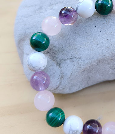 Bracelet en malachite, quartz rose, améthyste et howlite pour le sommeil et le soulagement.