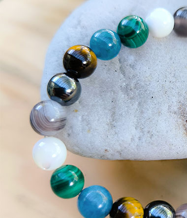 Bracelet en pierres naturelles : apatite, nacre, malachite, œil de tigre, agate de Botswana, hématite