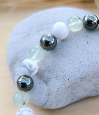 Bracelet en pierres naturelles pour la circulation : hématite, préhnite, howlite