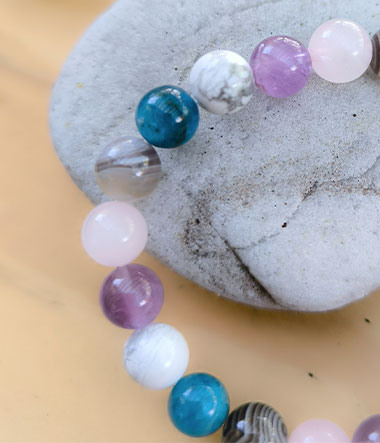 Bracelet en pierres naturelles : apatite, améthyste, howlite, quartz rose, agate de Botswana