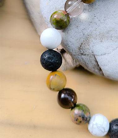 Bracelet en pierre de lave, howlite, quartz fumé, unakite et jaspe paysage pour le lâcher-prise.