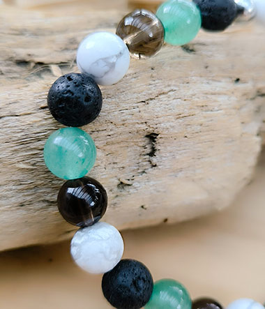 Bracelet apaisant en pierre de lave, howlite, quartz fumé et aventurine.