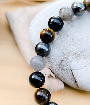 Bracelet en pierres de protection : hématite, labradorite, œil de tigre et obsidienne.