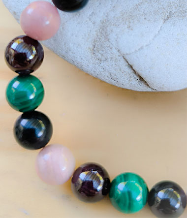 Bracelet en pierres naturelles - Signe scorpion - Ce bracelet associe le Grenat Rouge, l'Obsidienne, la Malachite et la Rhodonite