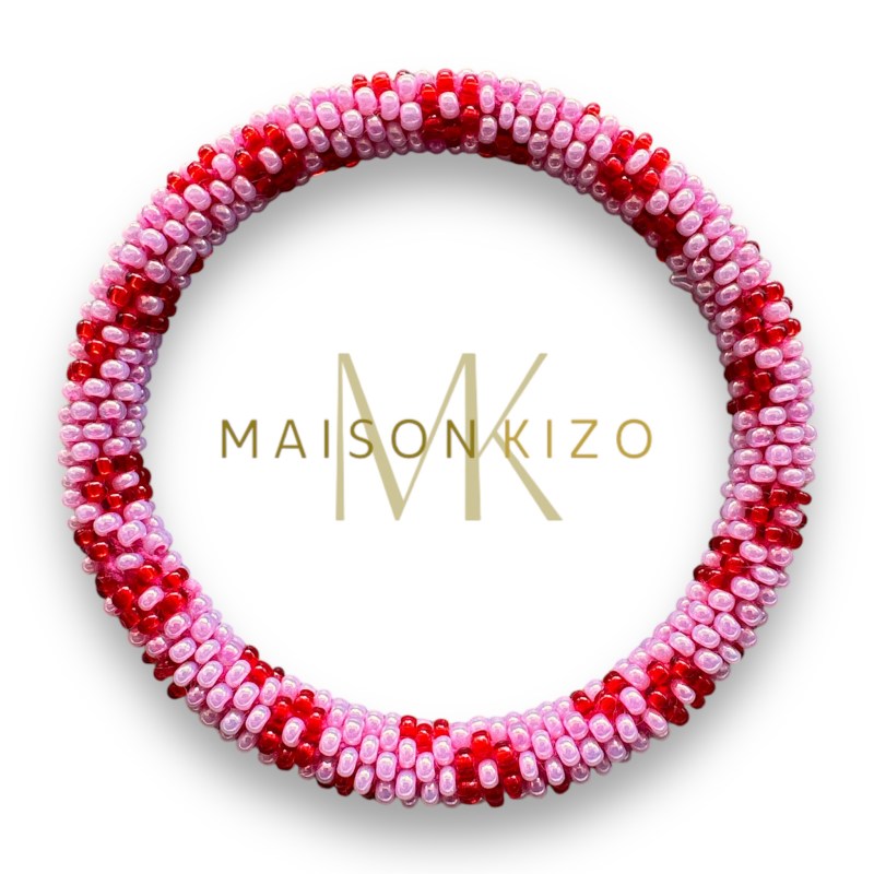 Bracelet jonc népalais de chez "MAISONKIZO" composé de perles rose. L'ensemble forme un motif élégant et artisanal.