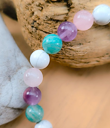 Bracelet apaisant pour sommeil et équilibre en quartz rose, amazonite, howlite et améthyste.