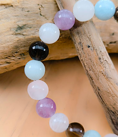 Bracelet ménopause en pierres de lune, améthyste, quartz fumé et aigue-marine pour équilibre et sérénité féminine.