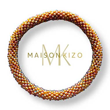 Bracelet jonc népalais de chez "MAISONKIZO" composé de perles dorées. L'ensemble forme un motif élégant et artisanal.